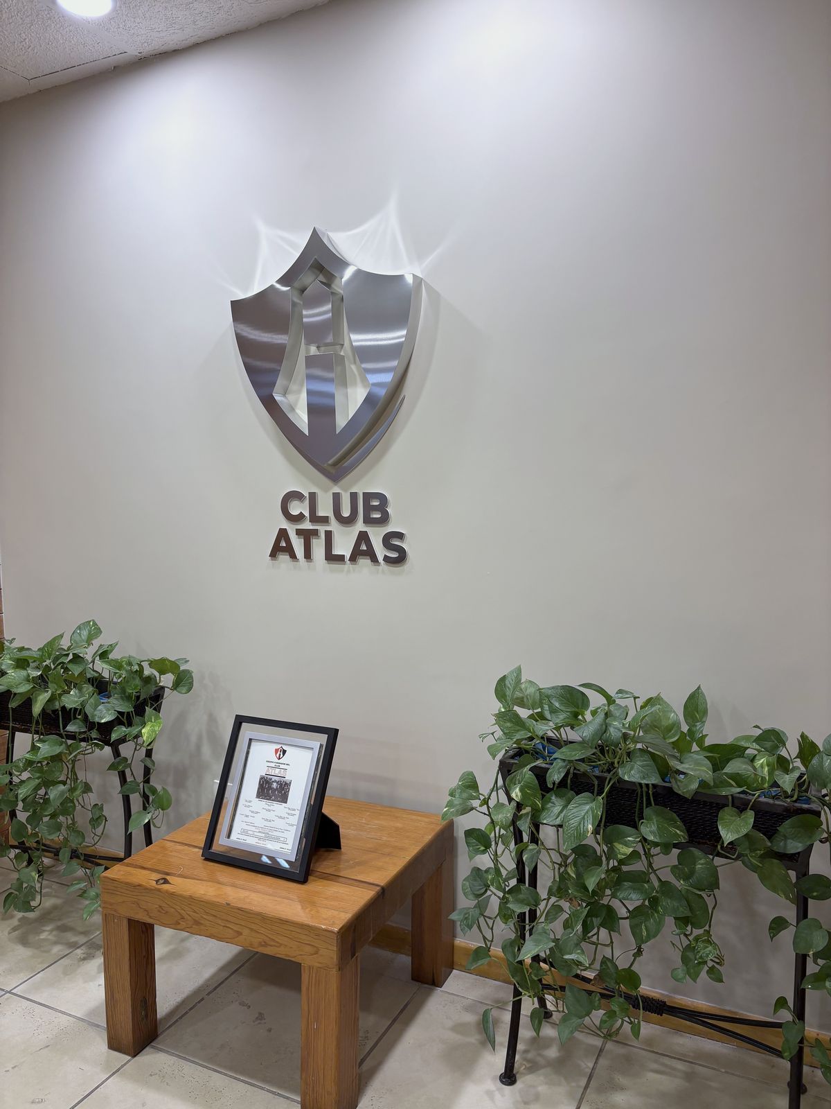 Toma lateral del anuncio Club Atlas en aluminio canteado en el recibidor