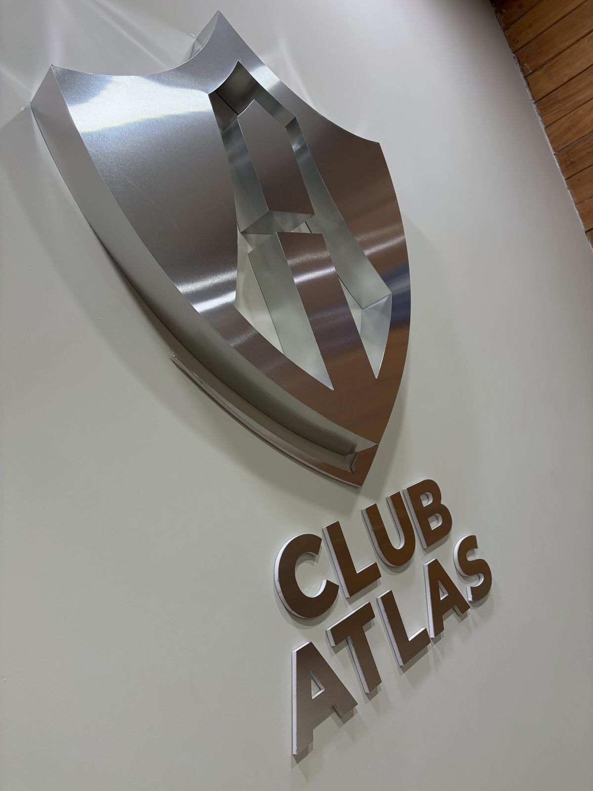 Detalle del canto del escudo de aluminio y las letras Club Atlas