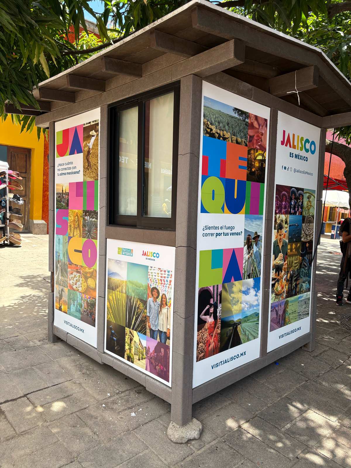 Kiosco forrado con el gráfico TEQUILA y fotografías de paisajes agaveros, campaña Jalisco es México