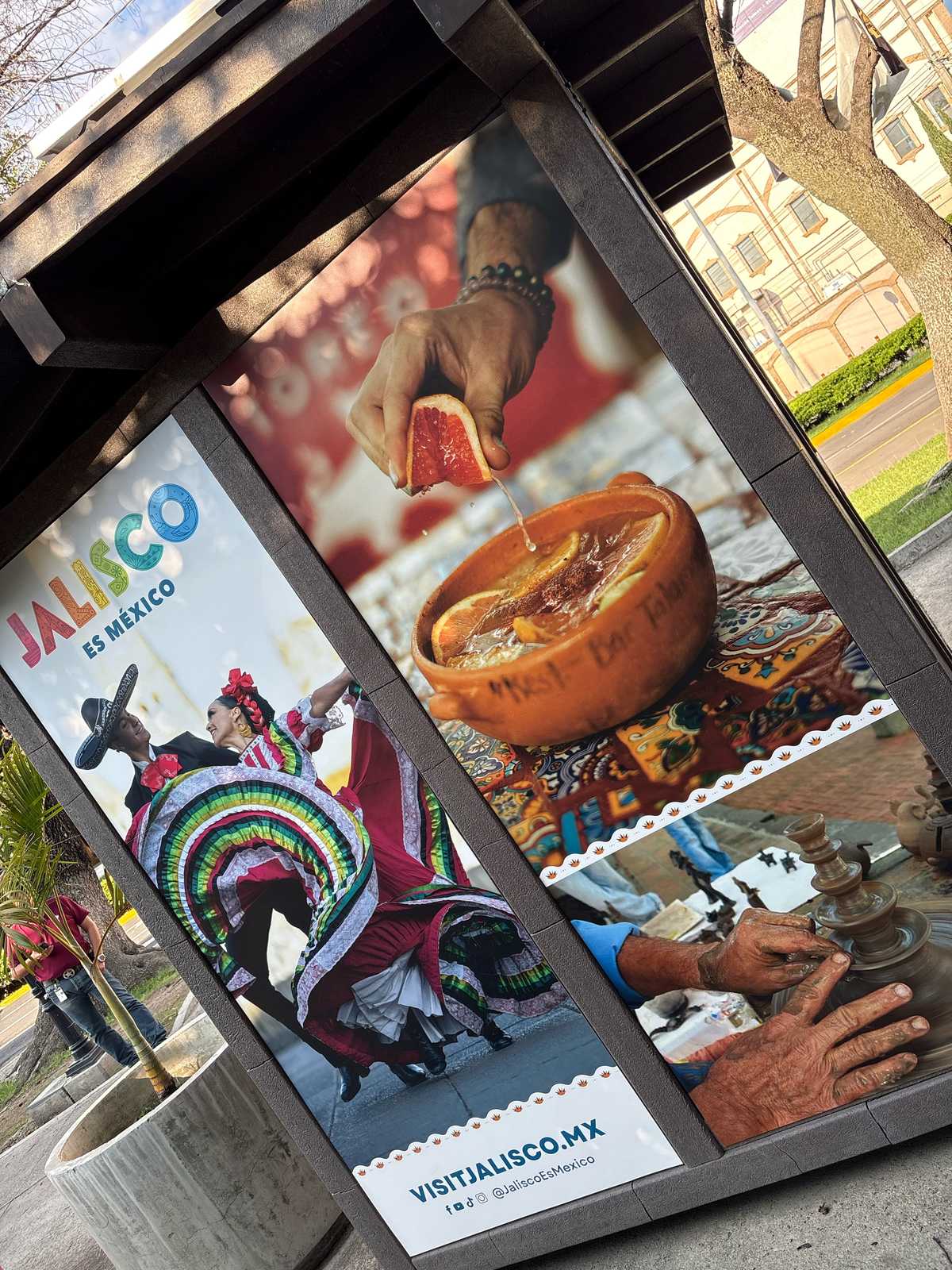 Detalle en toma inclinada del forrado del kiosco: bailarines folclóricos y cántaro tradicional jalisciense
