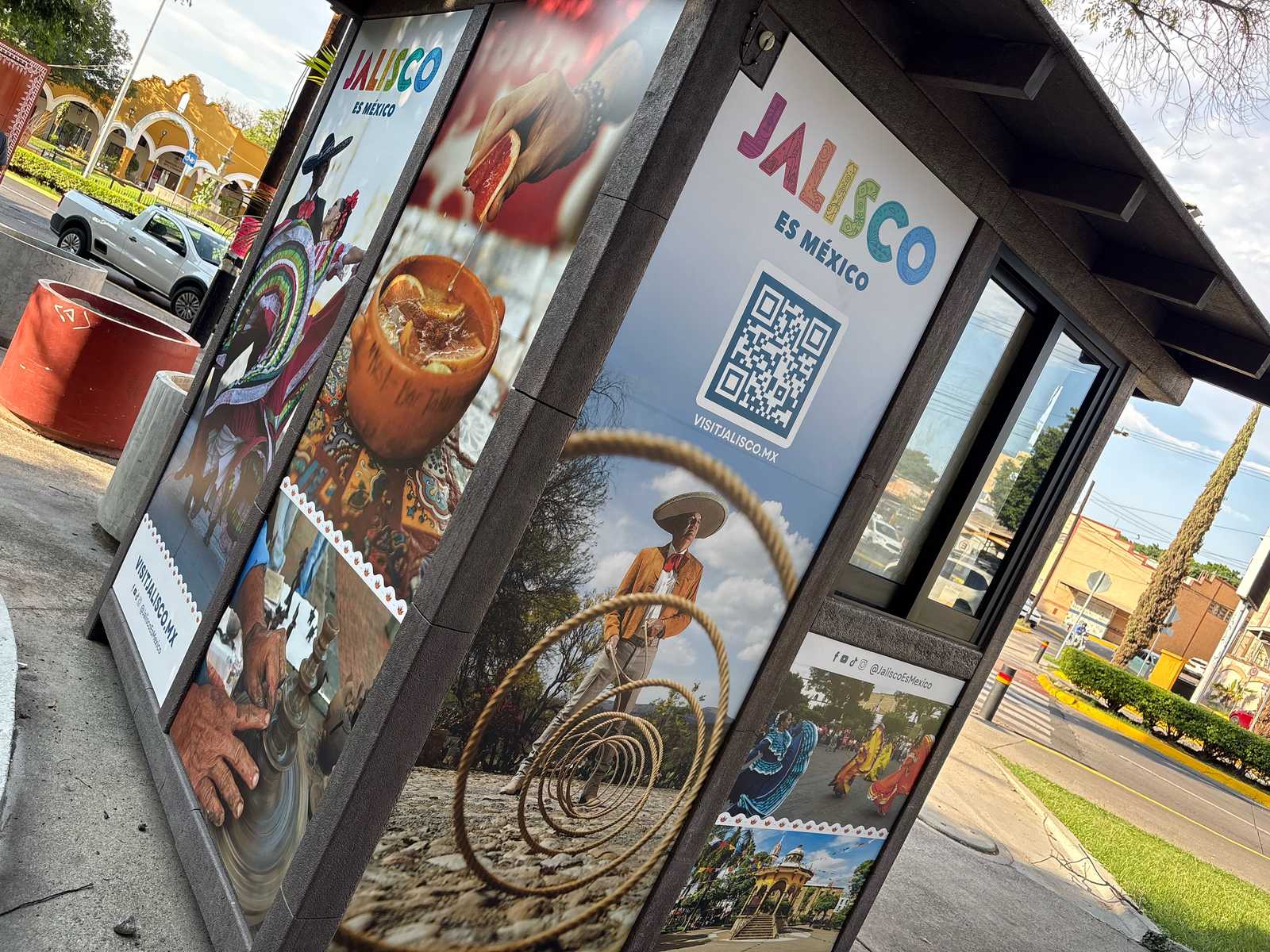 Toma inclinada del kiosco con código QR, logotipo Jalisco es México y la imagen de un charro