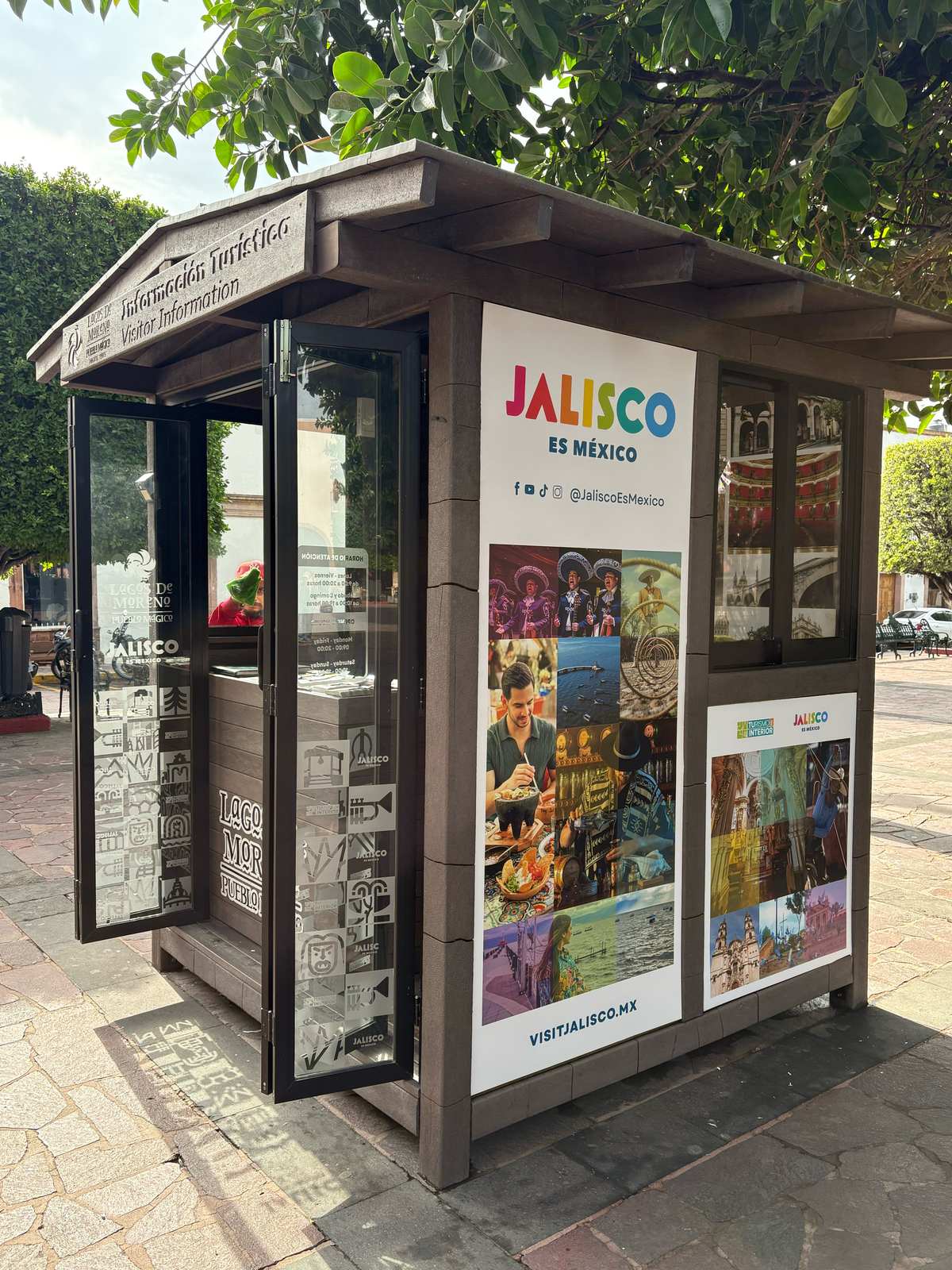 Kiosco de información turística en una plaza, forrado con gráficos de la campaña Jalisco es México en Trovicel de 6 mm
